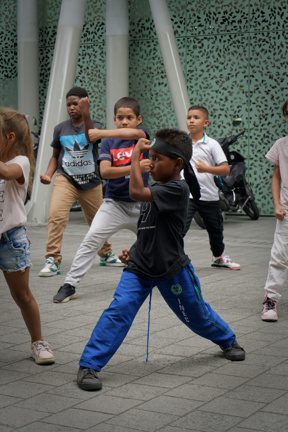 Niño practicando