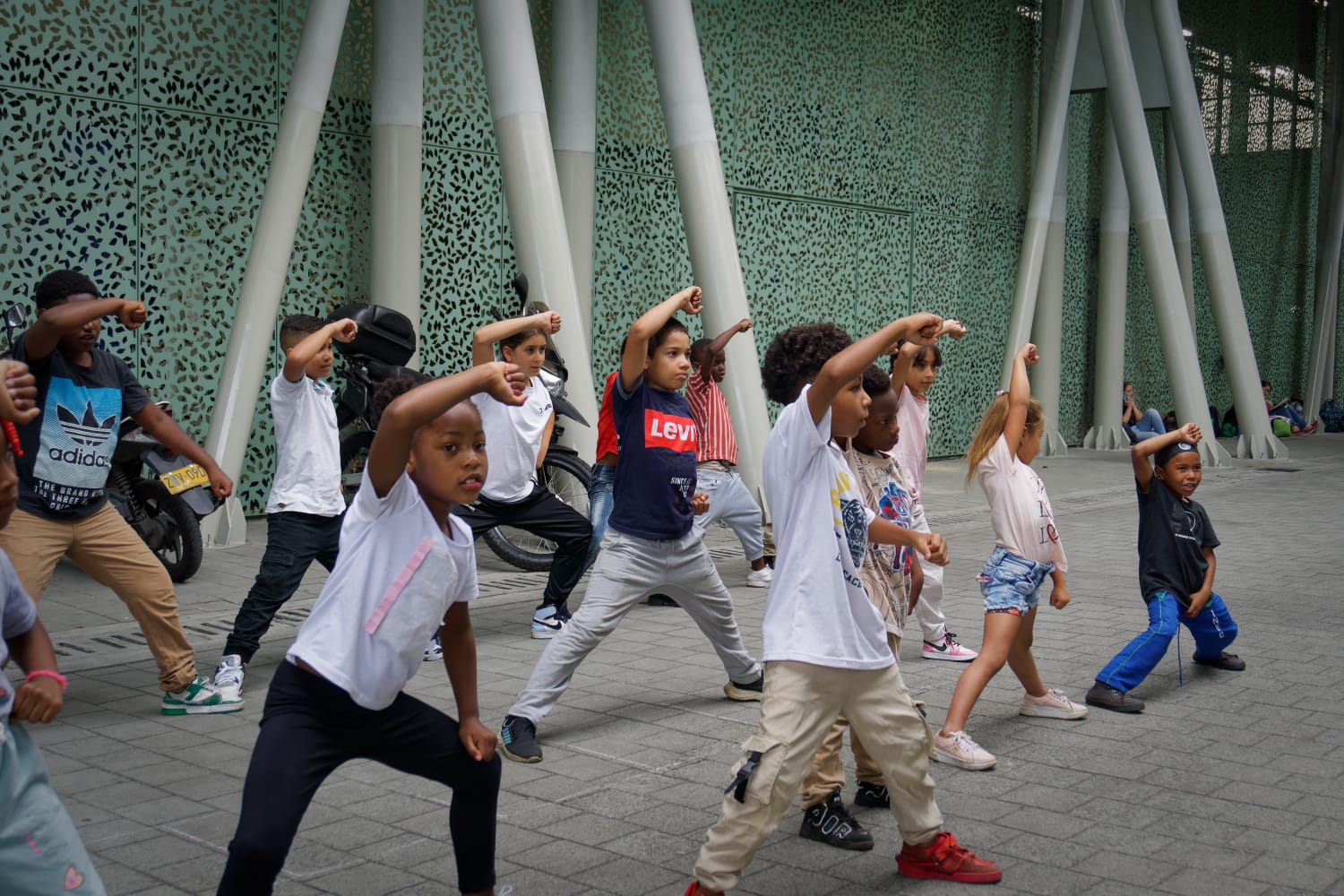 Niños practicando artes marciales