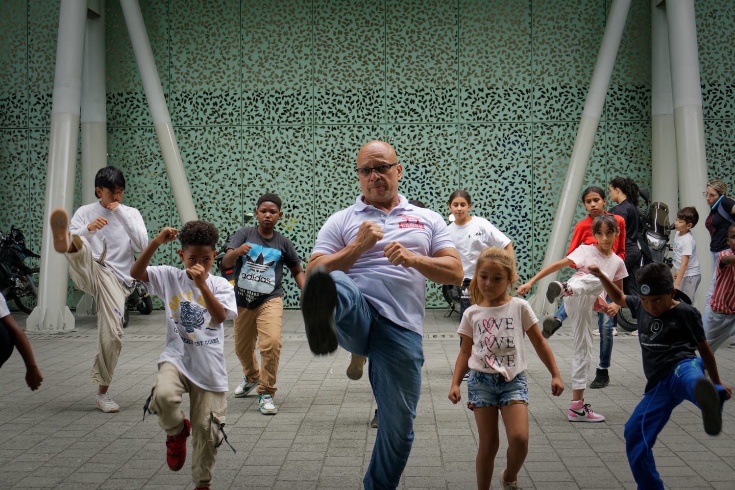 Maestro Jair practicando con niños